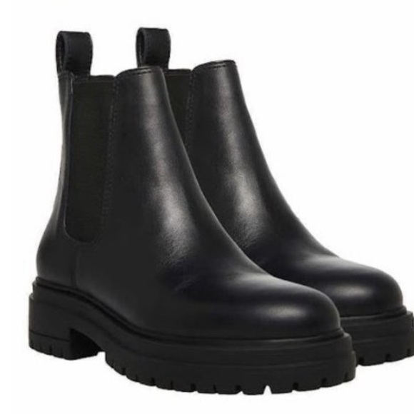 Steve Madden Shoes - Steve Madden women’s black elastic Gore Chelsea boots size 7